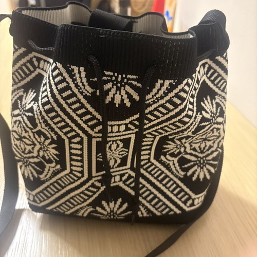 Cotton shoulder bag like new, black and white