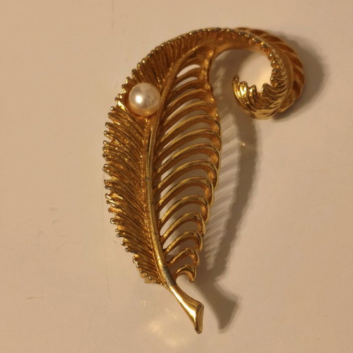 Vintage Sphinx brooch 1960 like new, gold tone with pearl