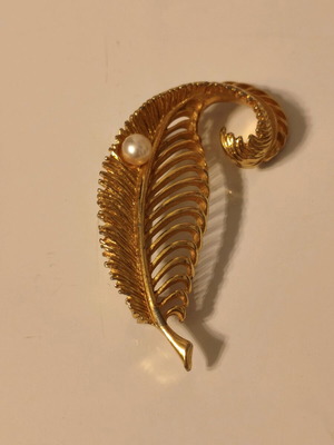 Vintage Sphinx brooch 1960 like new, gold tone with pearl