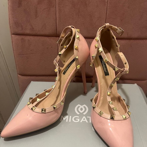 Pink pumps with studs like new size 41