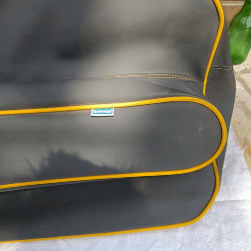 Tennis racket bag used with accessory compartment