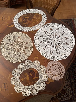 Vintage Crochet Doilies Set of 5, like new, cotton thread