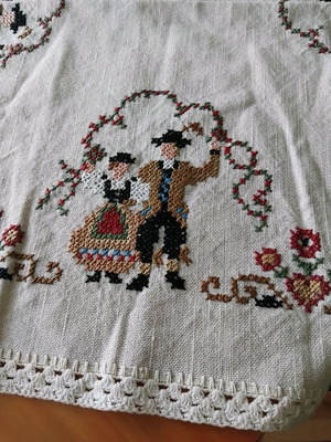 Фолклорна покривка употребявана с ръчна бродерия и памучна дантела