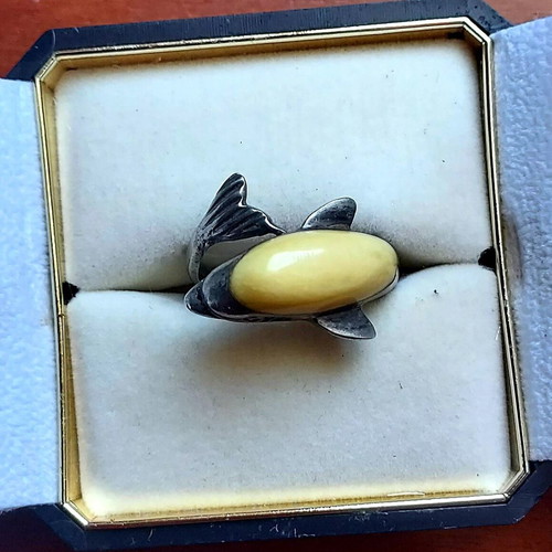 Vintage dolphin-shaped ring with yellow amber stone like new