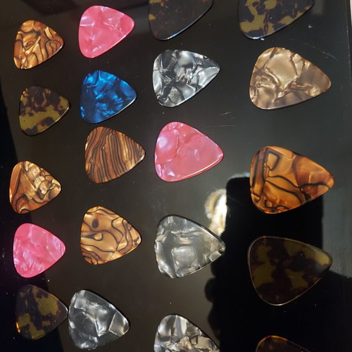 Set of 20 guitar picks like new