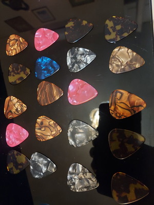 Set of 20 guitar picks like new