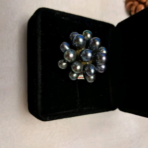 Ring with black beads like new