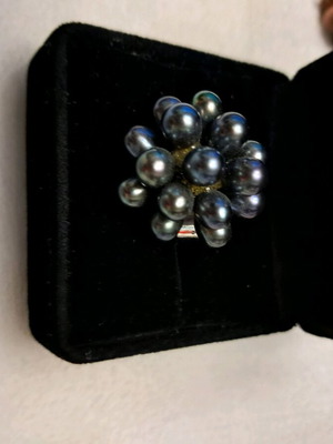 Ring with black beads like new