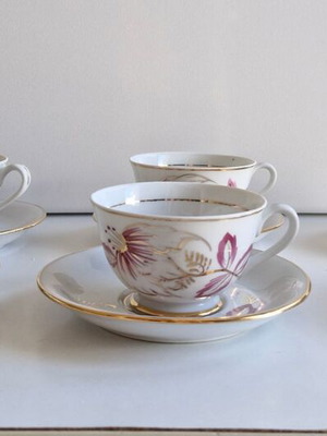 Vintage tea cups and saucers set of 6 like new with floral design