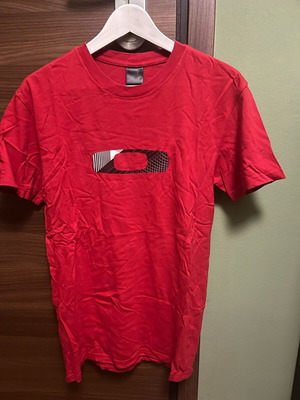 Oakley T-shirt like new, size M, red