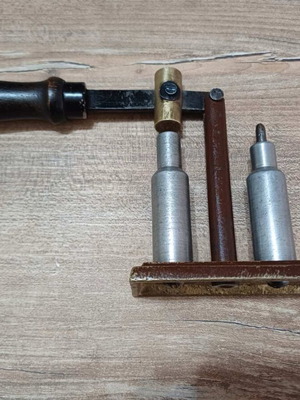 Reloading tool for shotgun shells like new with brass base