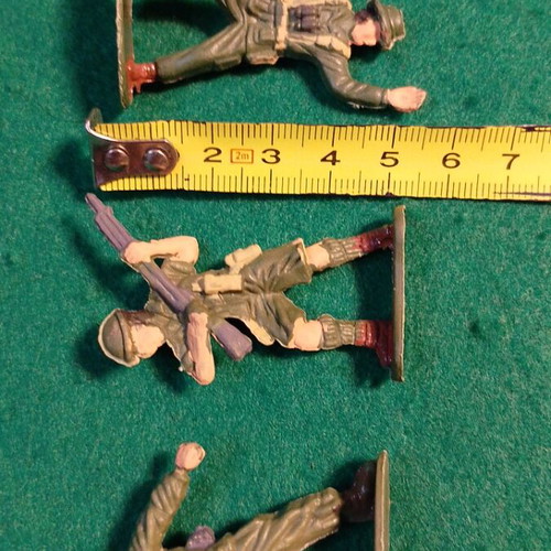 Diorama with over 25 painted soldiers used
