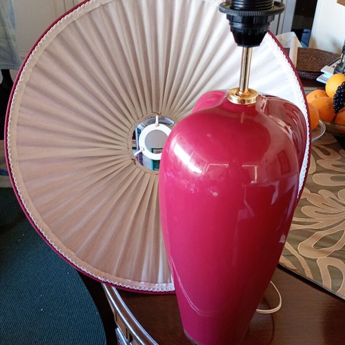 Porcelain table lamp like new, large, burgundy