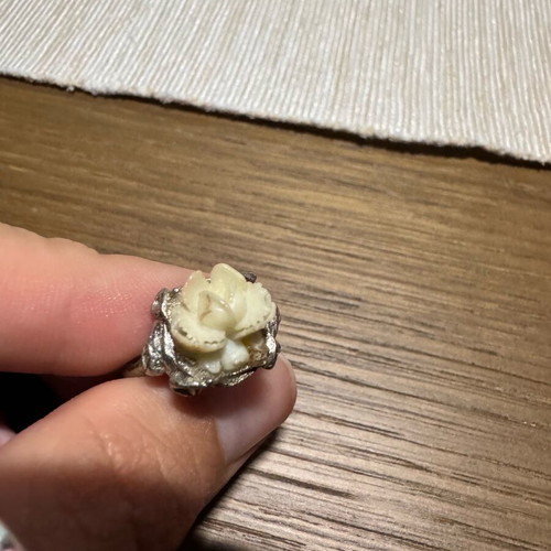 Adjustable ring with white rose design like new
