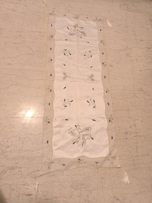 Table runner white with blue silver details used