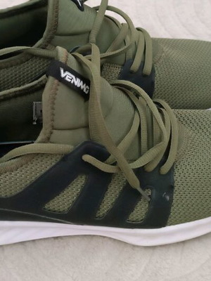 Venimo athletic shoes size 45 like new, green