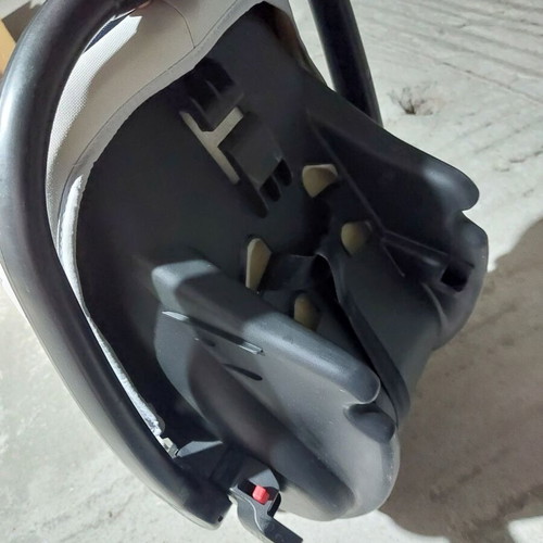 Baby car seat like new for newborn transport