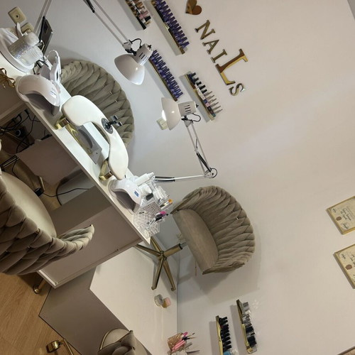 Manicure desk like new with extractor and 4 pouro chairs