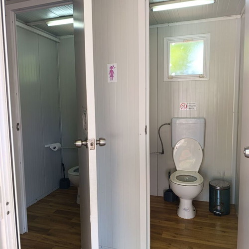 Isobox Toilets like new, prefabricated unit with 4 WC and 2 aluminum doors