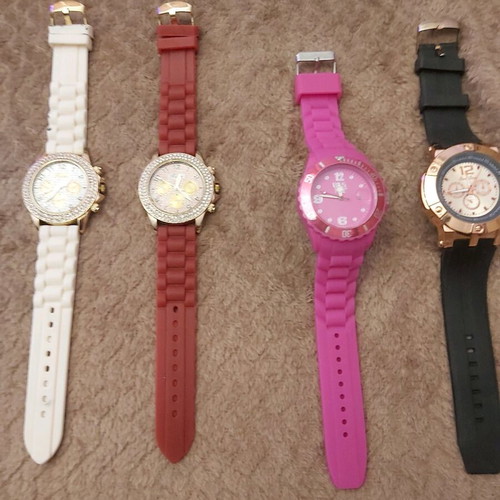 Women's watches like new, pack of 4 multicolor