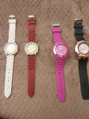Women's watches like new, pack of 4 multicolor