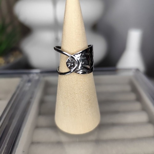 Adjustable stainless steel ring like new, silver color