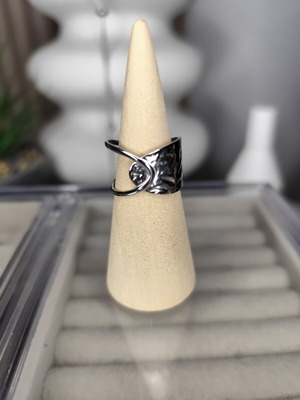 Adjustable stainless steel ring like new, silver color