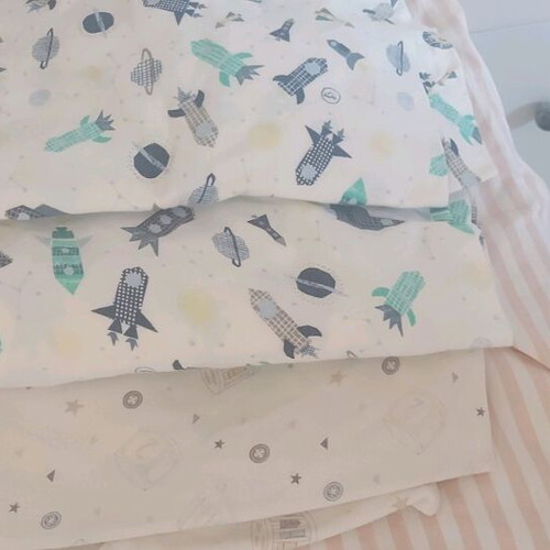Crib sheets like new, 4 sets of 3 pieces and 3 fitted sheets