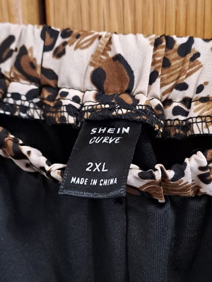 Πατελόνα 2XL μαύρη Shein σαν καινούργιο, άνετη γραμμή με λεοπάρ λεπτομέρεια