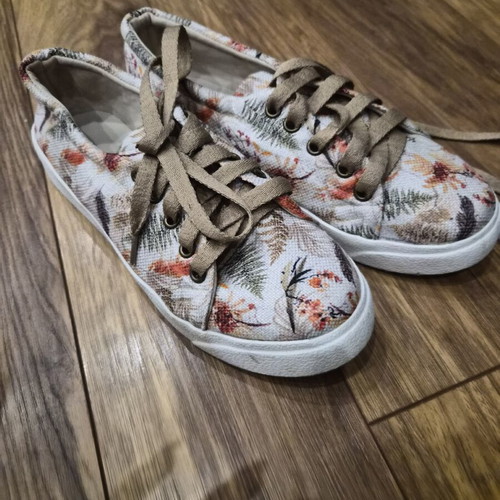 Sneakers floral fabric with beige laces, like new, size 38