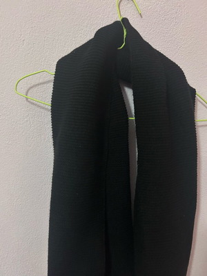 Wool scarf like new, black