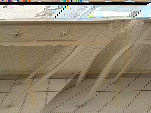 Πωλείται λευκό τραπεζάκι/μπιζουτιερα