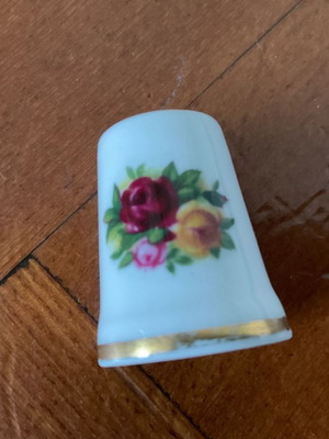 Δαχτυλίθρα Royal Albert Old Country Roses σαν καινούργιο