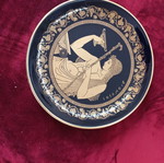 Porcelain decorative plates like new, hand-painted, set of 2