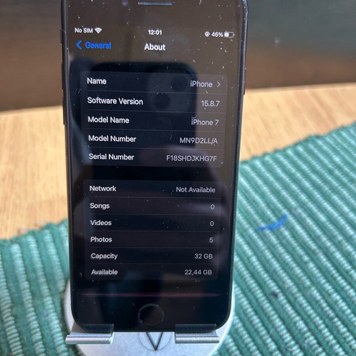 IPhone 7 32GB like new, black, with minor screen defect