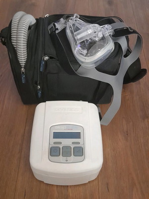Употребявано устройство за сънна апнея DeVilbiss с неизползвана маска