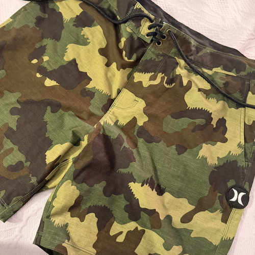 Hurley Phantom Boardshorts camo like new, men's size 34