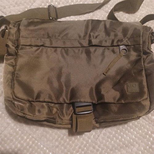 Carpisa women's crossbody bag like new green