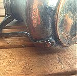  1902 χάλκινος παραδοσιακός μαστραπάς με σφραγίδα (ντουρέ) ,ωχρονολογία και τα αρχικά  Γιαννιωτικης Αρχοντικής οικογένειας Μεγαλεμπόρων και Δικηγόρων από το 1700 στα Ιωαννινα