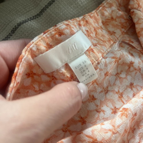 H&M skirt like new, high-waisted with side zipper and front slit