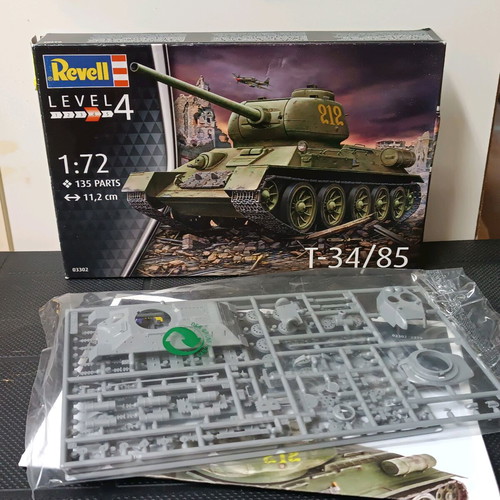 Revell T-34/85 1:72 tank model kit new