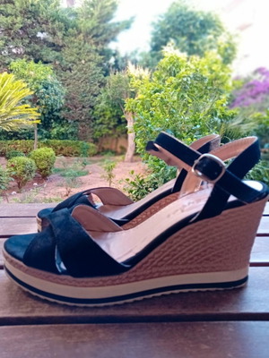 Platform sandals size 38 like new, black and white with strap