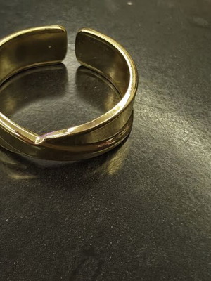 Ring made of stainless steel in gold tone like new with adjustable size