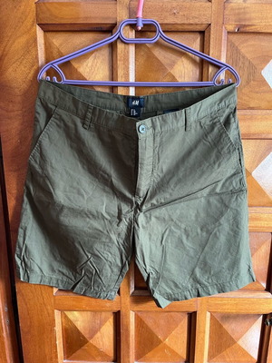 H&M Bermuda shorts new, size EU52, khaki color
