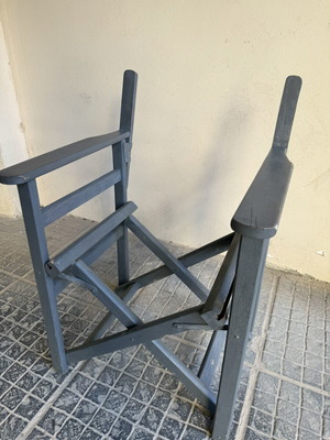 Ξύλινη πτυσσόμενη καρέκλα σκηνοθέτη με μπράτσα σε σκούρο γκρι