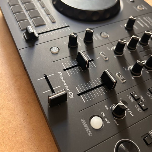 Pioneer DJ DDJ-FLX4 controller