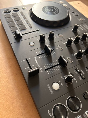 Pioneer DJ DDJ-FLX4 controller
