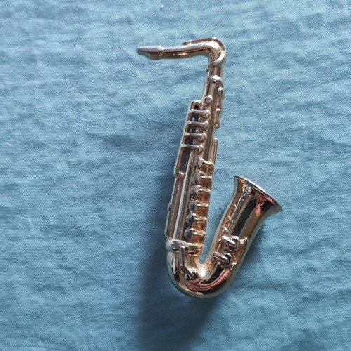 Vintage tie pin/brooch 1992 with gold saxophone like new