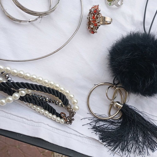Jewelry like new, assorted gold and silver colors