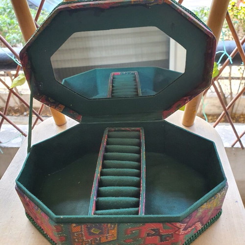 Vintage jewelry box like new, green
